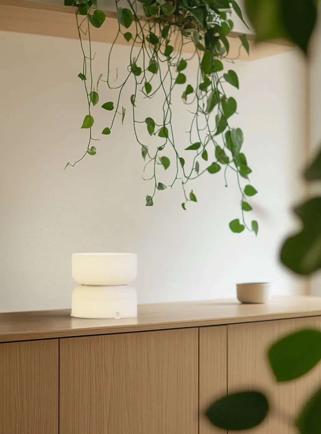 Lampe de chevet Totem Mini Pablo Designs à double globe en verre soufflé blanc, mise en situation
