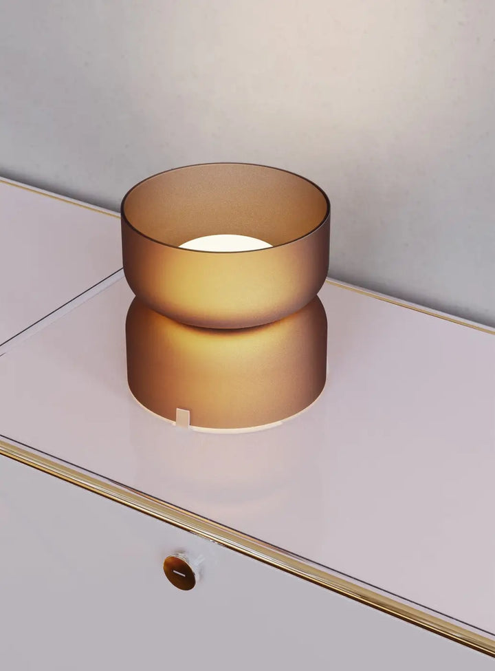 Lampe de chevet Totem Mini Pablo Designs à double globe en verre soufflé ambré, mise en situation