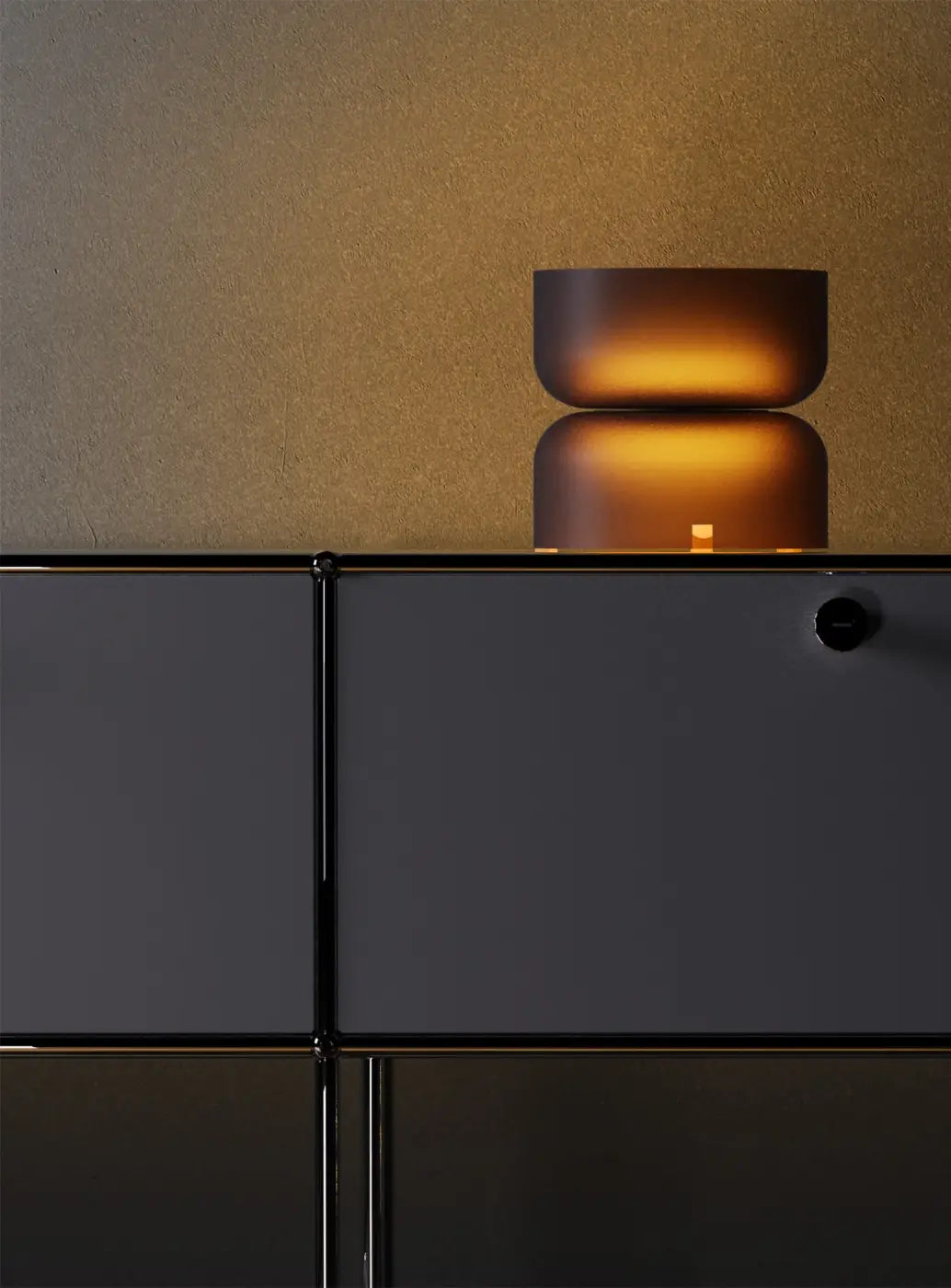 Lampe de chevet Totem Mini Pablo Designs à double globe en verre soufflé ambré, mise en situation