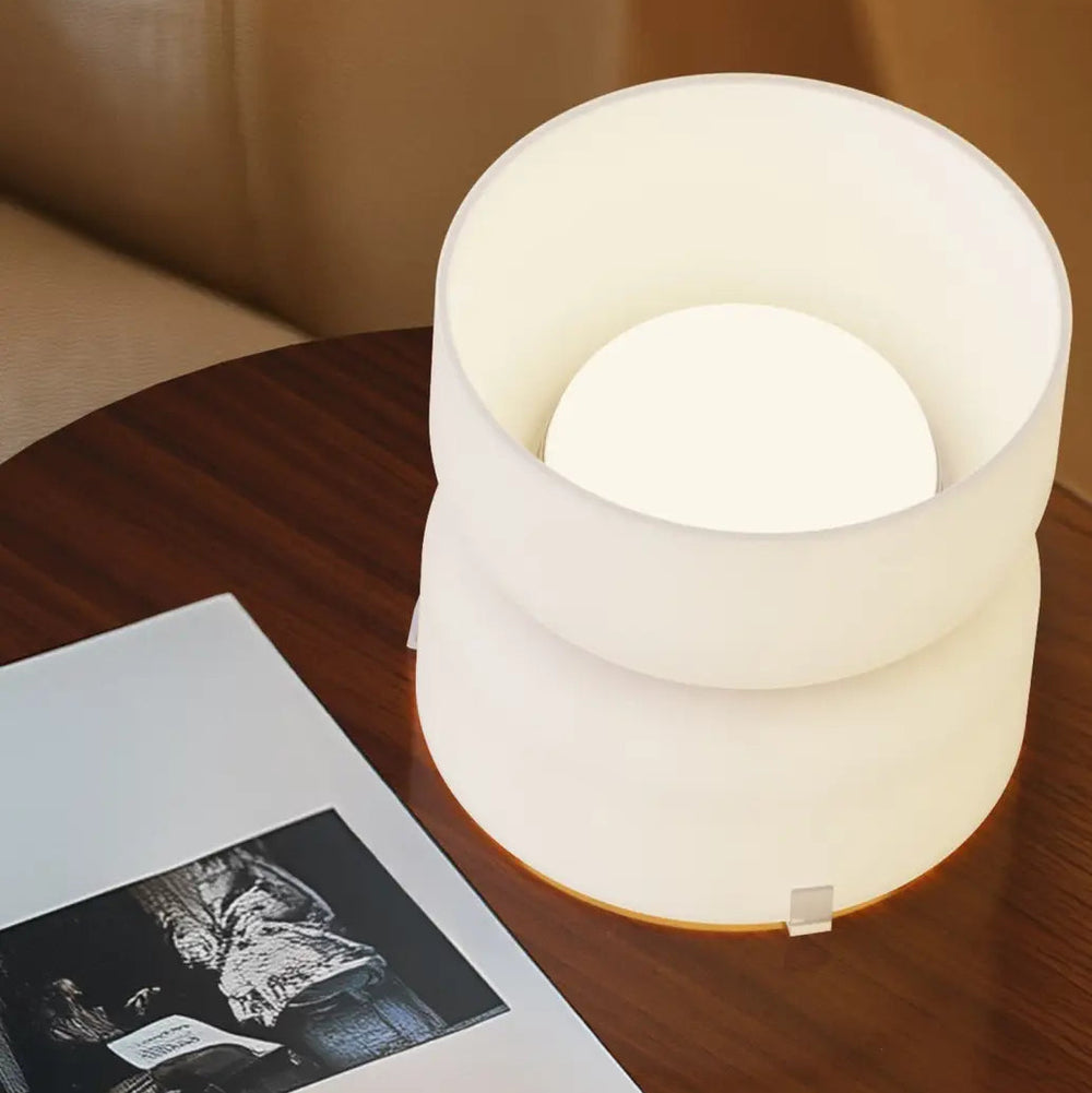 Lampe de chevet Totem Mini Pablo Designs à double globe en verre soufflé blanc, mise en situation