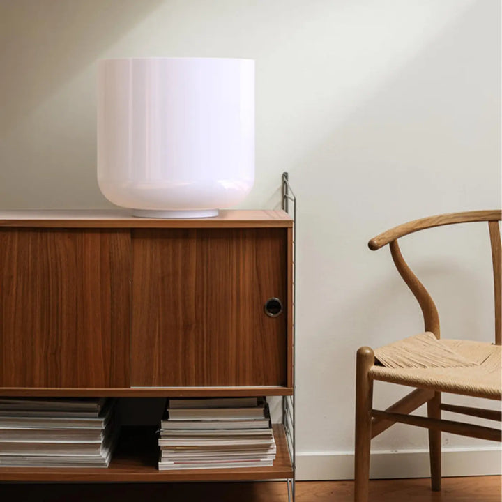 Lampe de chevet Totem Pablo Designs en verre opale soufflé, vue 4