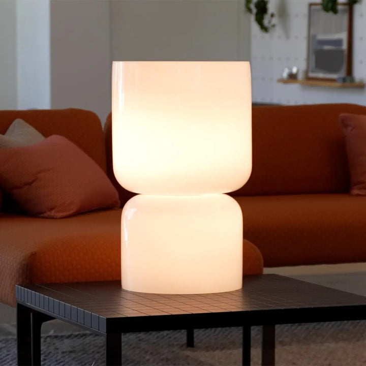Lampe de chevet Totem Pablo Designs en verre opale soufflé, vue 1