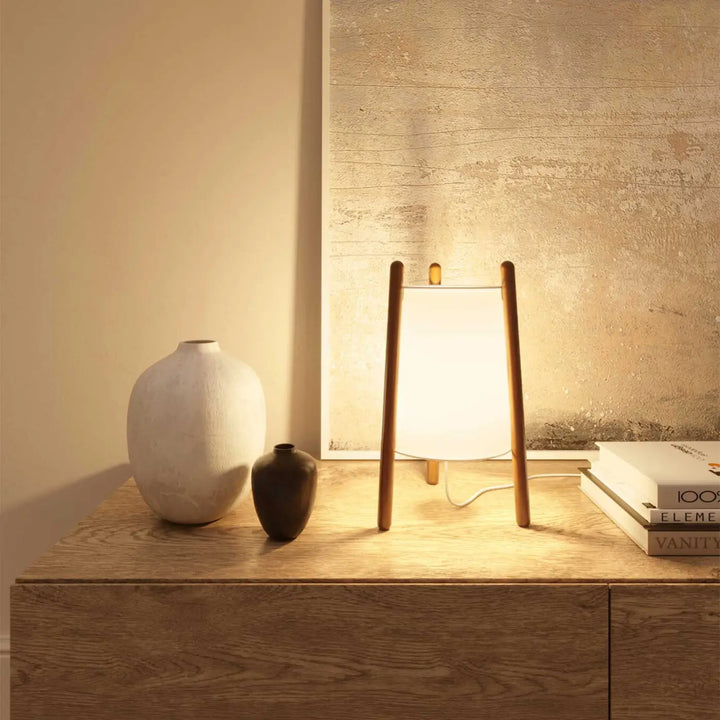 Lampe de chevet Woody en bois et tissu dans un intérieur