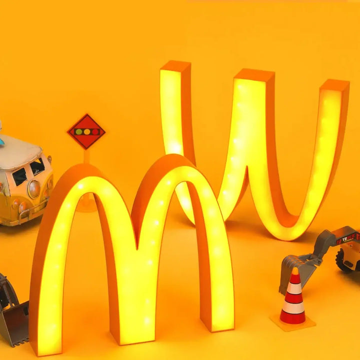 Lampe décorative amusante jaune lumineux en forme d’arc mcdonald’s attire l’attention dans lampe cartoon