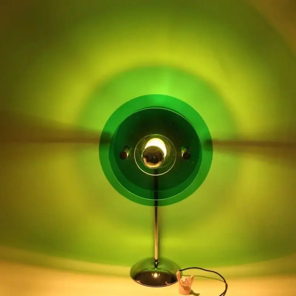 Lampe de chevet prisme avec abat-jour en verre translucide vert et pied chrome pour une lampe décorative aux reflets colorés