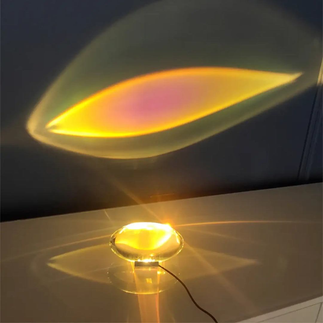 Lampe design crystalia en verre doré brillant émettant une lueur chaleureuse et un prisme cosmique s’inscrit au mur