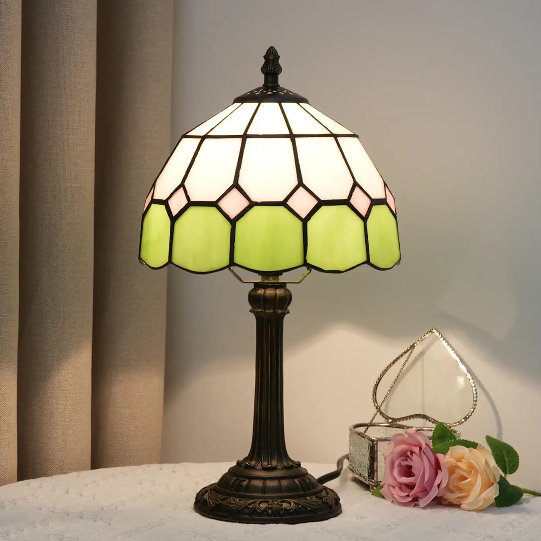 Lampe de chevet méditerranéenne avec abat-jour mosaïque en verre blanc rose pâle vert lime et cadre métal sombre devient plus vivante
