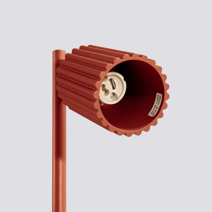 Lampe a poser karbon rouge ocre cuivre cylindrique nervurée avec bord festonné et ampoules gu10 interchangeables style minimalisme