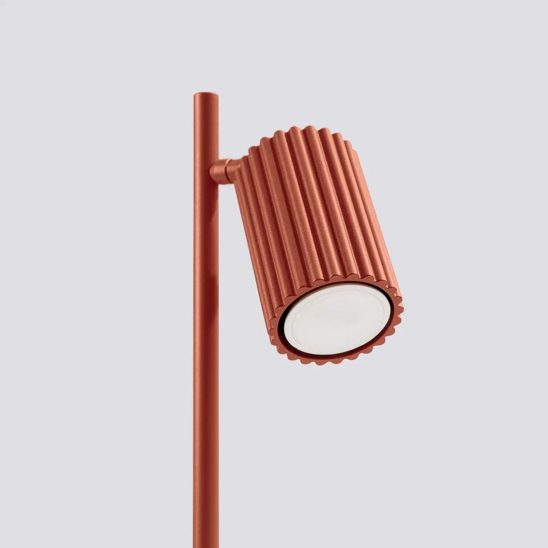 Lampe a poser karbon rouge ocre en cuivre cylindrique avec ridges verticales style minimalisme et ampoules gu10 interchangeables