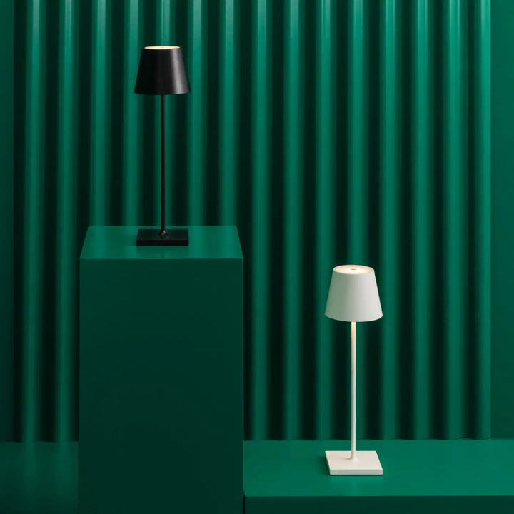 Lampe Toc 380 noire dans un extérieur