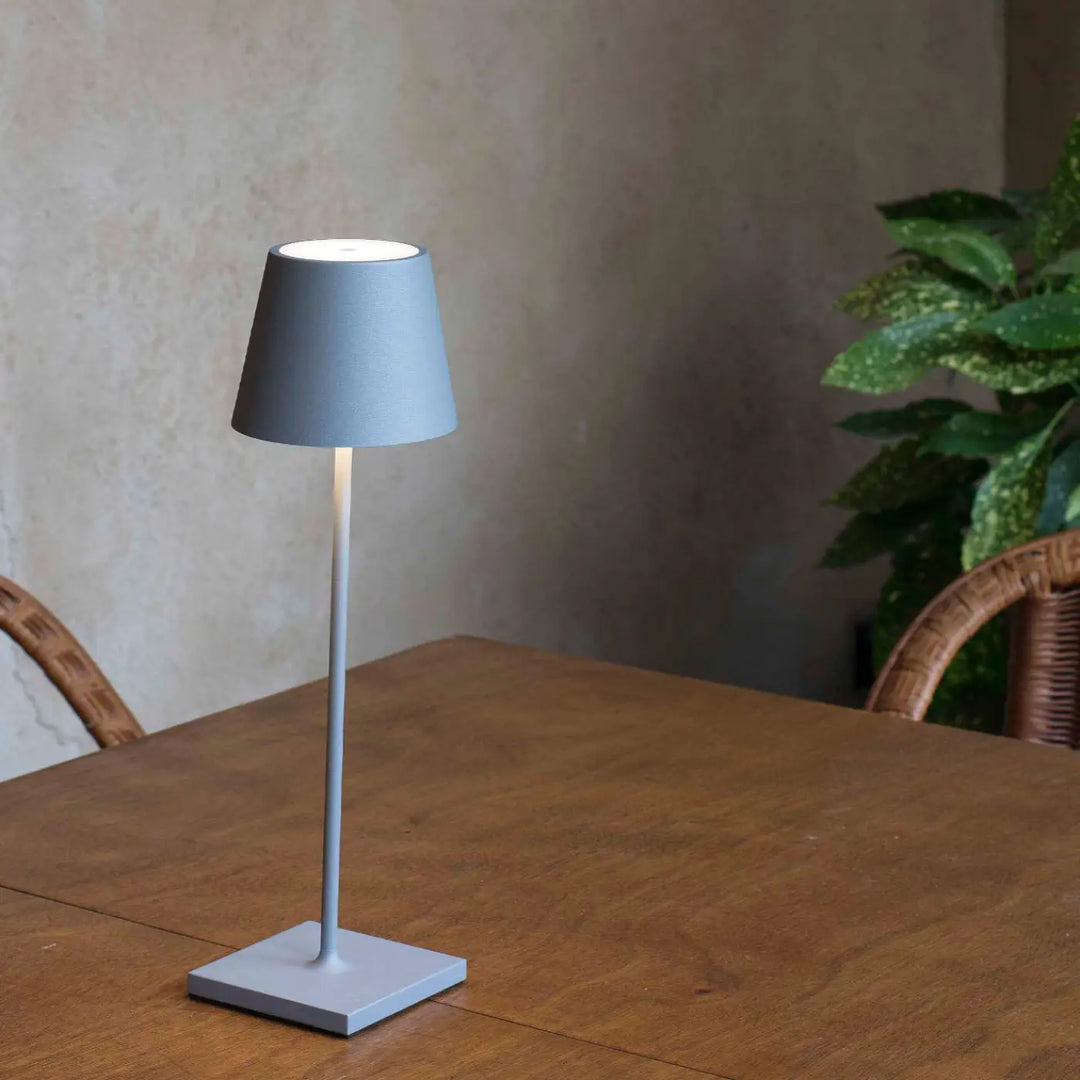 Lampe portable Toc 380 grise de Faro Barcelona en situation