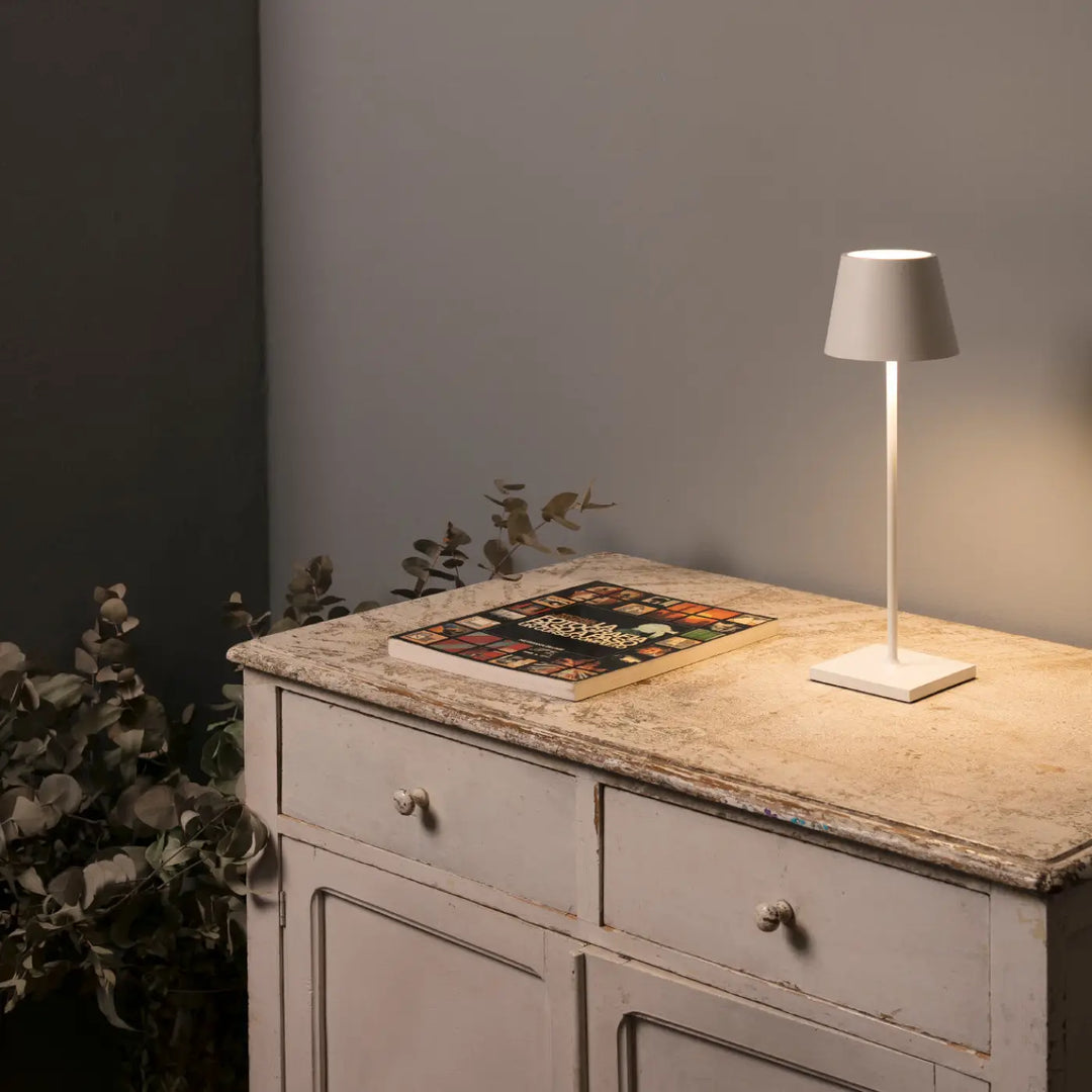 Lampe Toc 380 blanche dans un extérieur