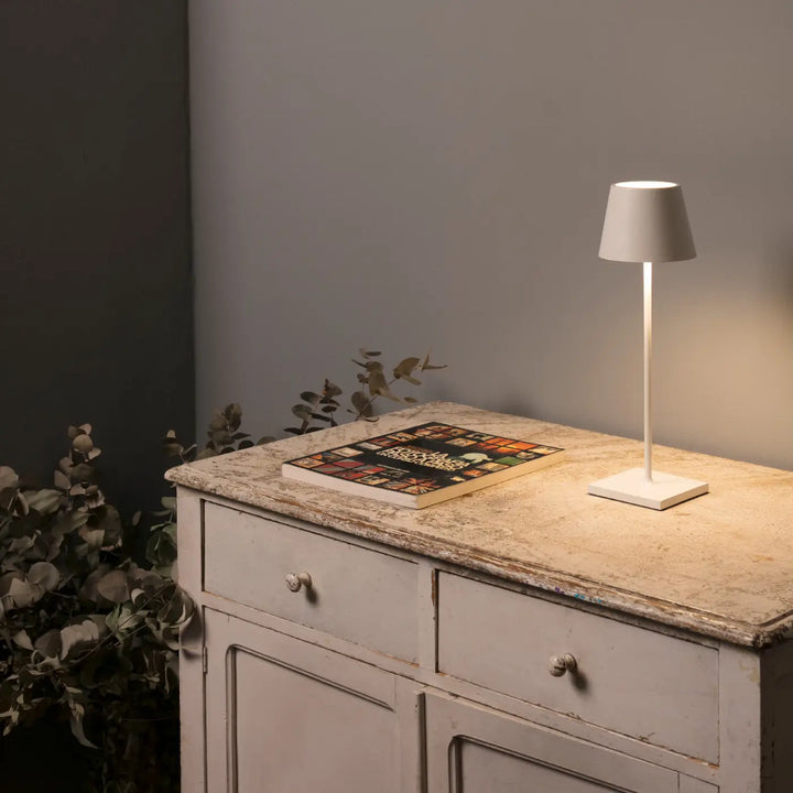 Lampe Toc 380 blanche dans un extérieur