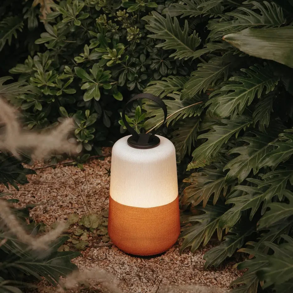 Lampe d'extérieur Muna blanc et orange de Faro Barcelona en situation