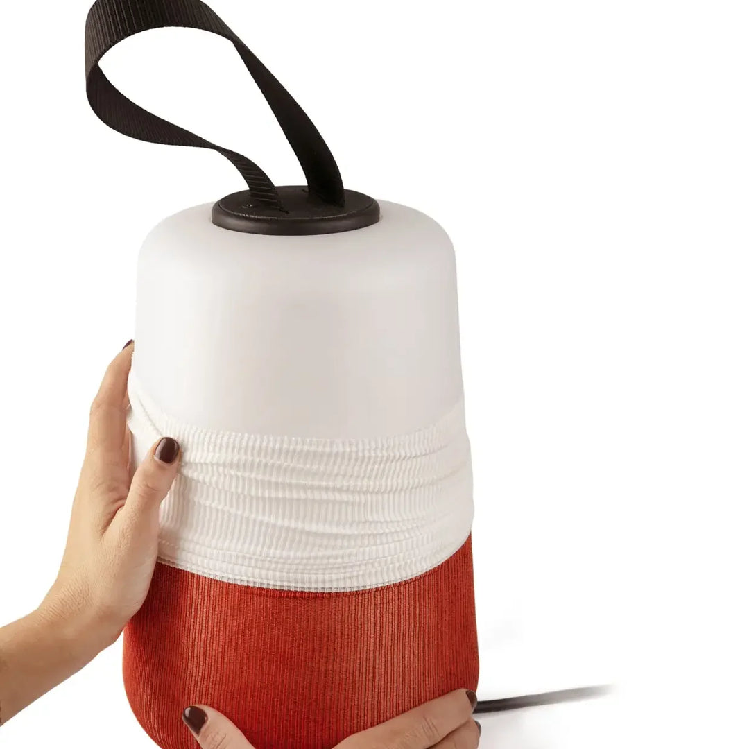 Détail de la lampe Muna blanc et orange