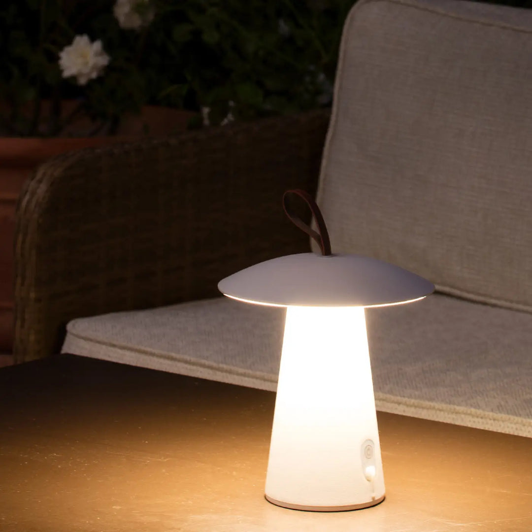 Lampe extérieure portable Task de Faro Barcelona en situation