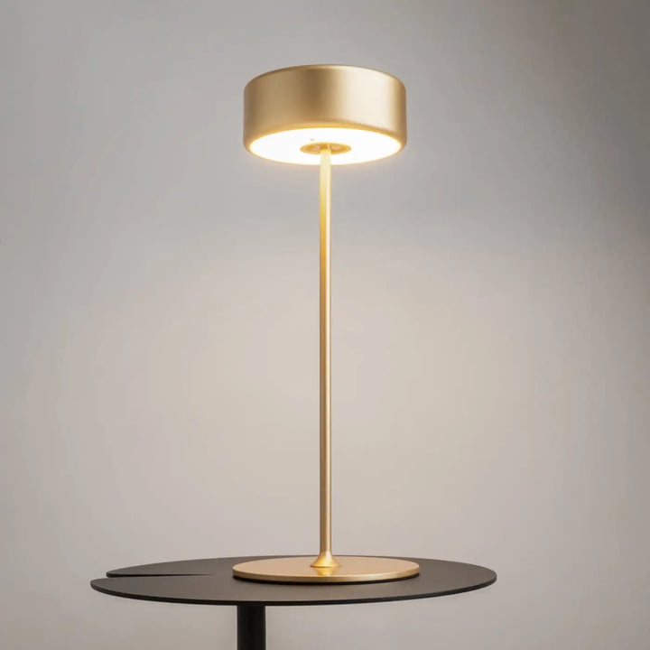 Lampe de chevet design épuré en aluminium brossé doré avec abat-jour circulaire idéale pour salle à manger disponible en trois finitions