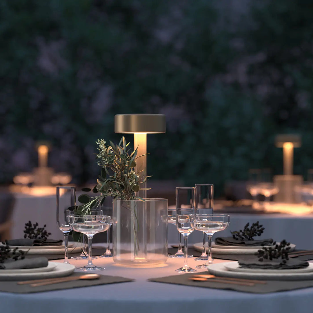 Lampe de chevet moderne dorée avec lumière led dimmable et batterie rechargeable idéale pour décoration florale