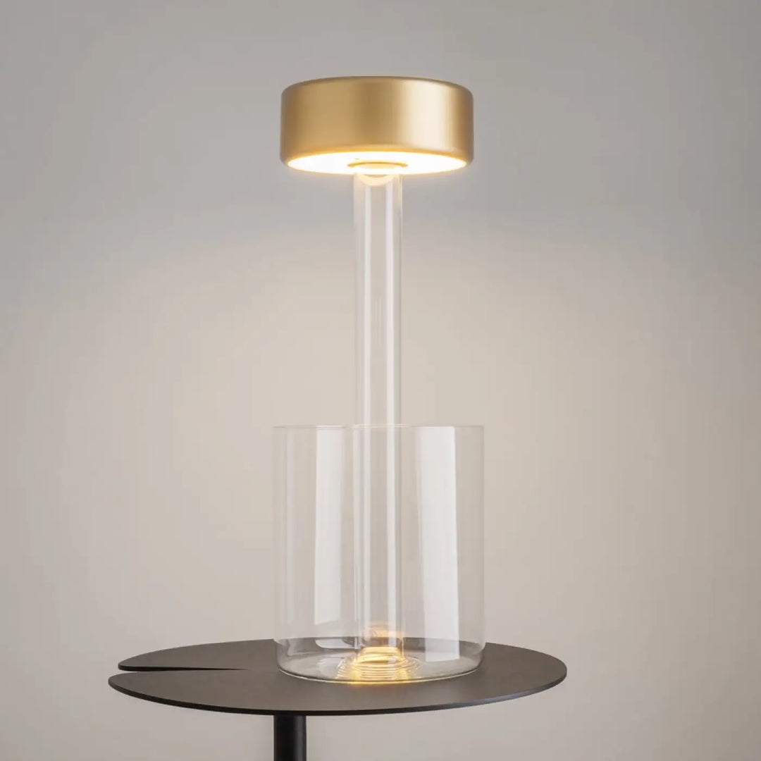Lampe de chevet moderne avec lumière led dimmable, dessus circulaire doré et base en verre clair pour décoration florale