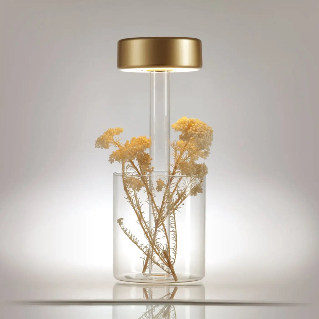 Lampe de chevet avec lumière led dimmable, corps en verre clair et tête finition or idéale pour décoration florale