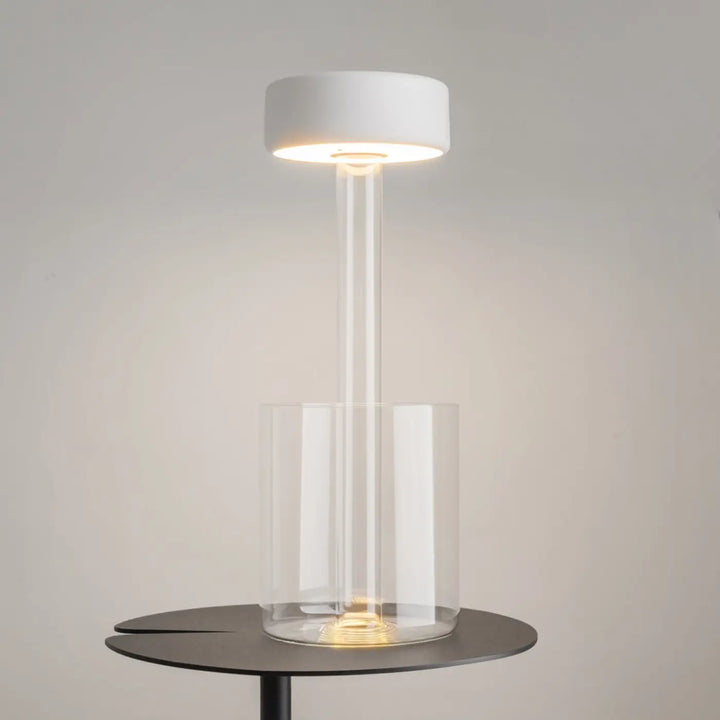 Lampe de chevet avec lumière led dimmable, abat-jour cylindrique blanc, pied et base en verre transparent idéale pour décoration florale