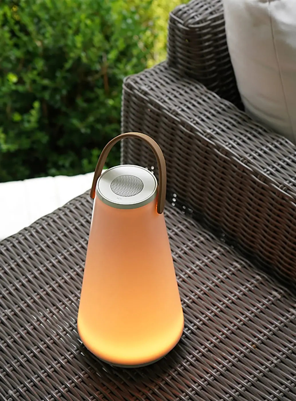Lampe sans fil UMA posée dans un intérieur