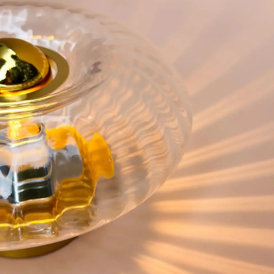 Lampe de chevet grace en verre soufflé avec abat-jour texturé en verre clair et accents métalliques dorés collection grace