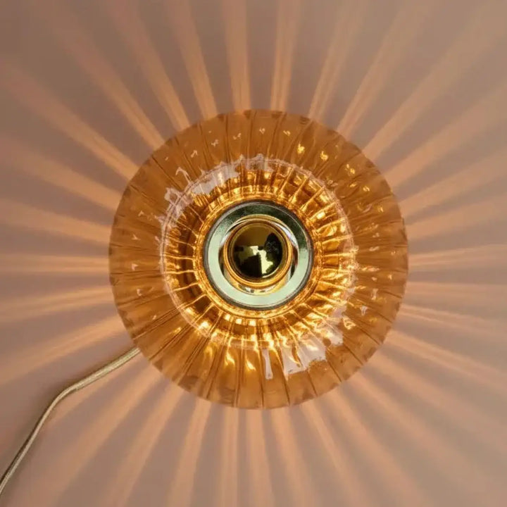 Lampe de chevet lampe grace avec abat-jour en verre soufflé doré cannelé et centre métallique visible collection grace