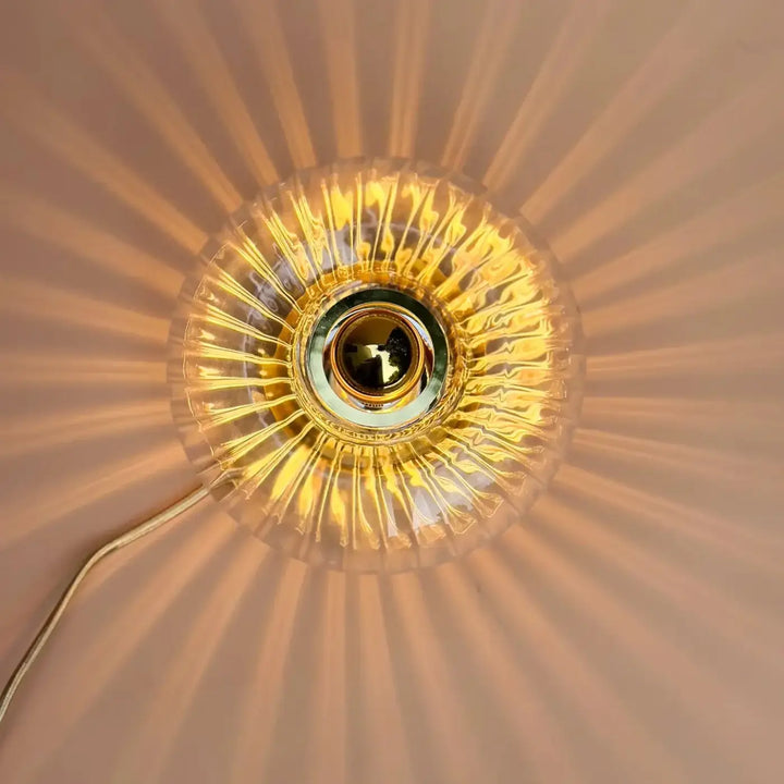 Lampe de chevet grace en verre soufflé doré avec fixation en laiton créant des ombres radiales collection grace