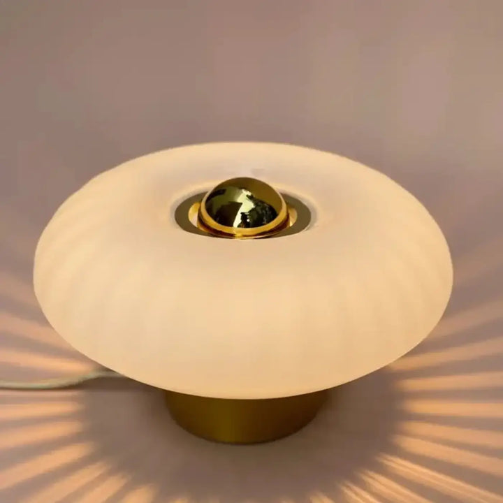 Lampe de chevet grace en verre soufflé crème avec centre sphérique doré poli et base assortie de la collection grace