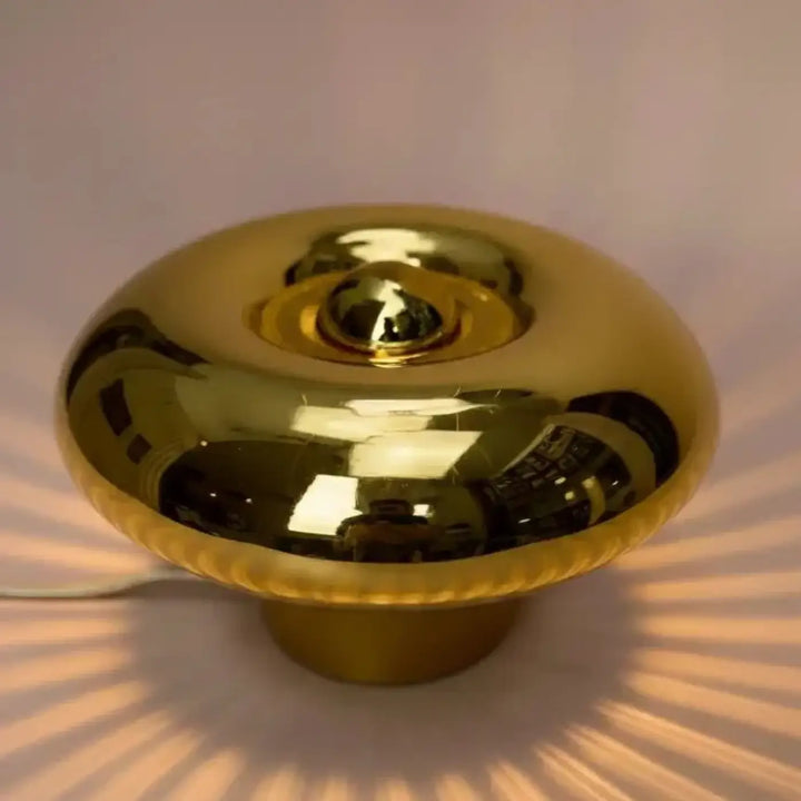 Lampe de chevet grace en métal doré brillant avec abat-jour dôme texturé ribbé collection grace verre soufflé