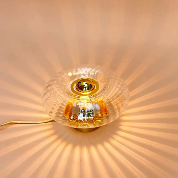 Lampe de chevet grace en verre soufflé translucide avec base dorée et motifs ondulés de la collection grace