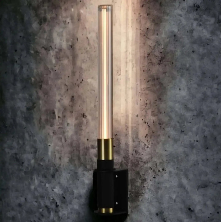 Lampe de chevet hélios avec tube en verre translucide et accents en laiton, un objet lumineux moderne et élégant