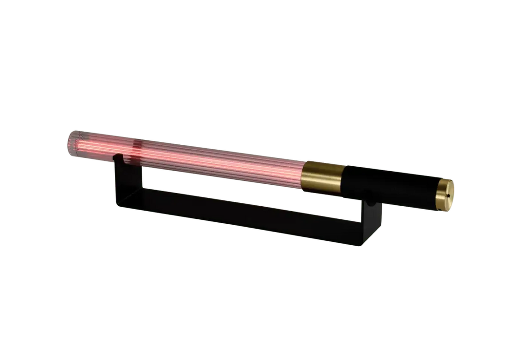 Lampe de chevet hélios objet lumineux led avec corps translucide rose et extrémités métalliques dorées modernes