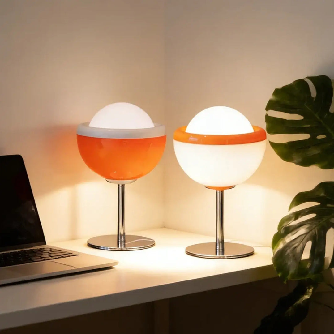 Lampe de table maniiY avec deux lampes led à forme sphérique, une orange et blanche, l’autre blanche sur tiges chromées