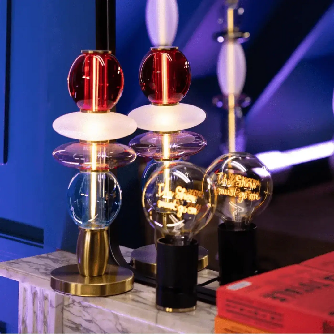 Lampe de chevet léonor avec globes en verre soufflé empilés rouges, bleus et clairs sur base métal doré