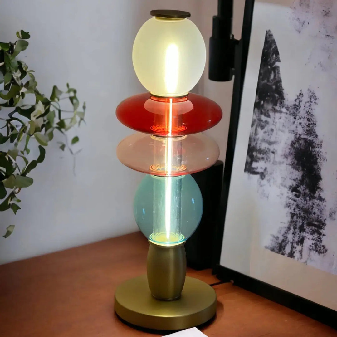 Lampe de chevet léonor avec verre soufflé en sphères translucides rouges, roses et teal éclairées par tube central
