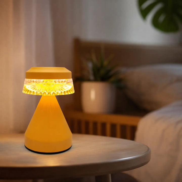 Lampe de chevet schroom jaune chaud avec abat-jour en verre translucide motif rayons soleil lumière douce minimaliste