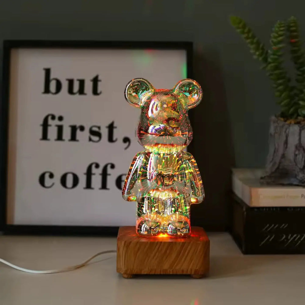 Lampe ourson décorative bearbrick en verre iridescent avec effets lumineux multicolores sur socle en bois