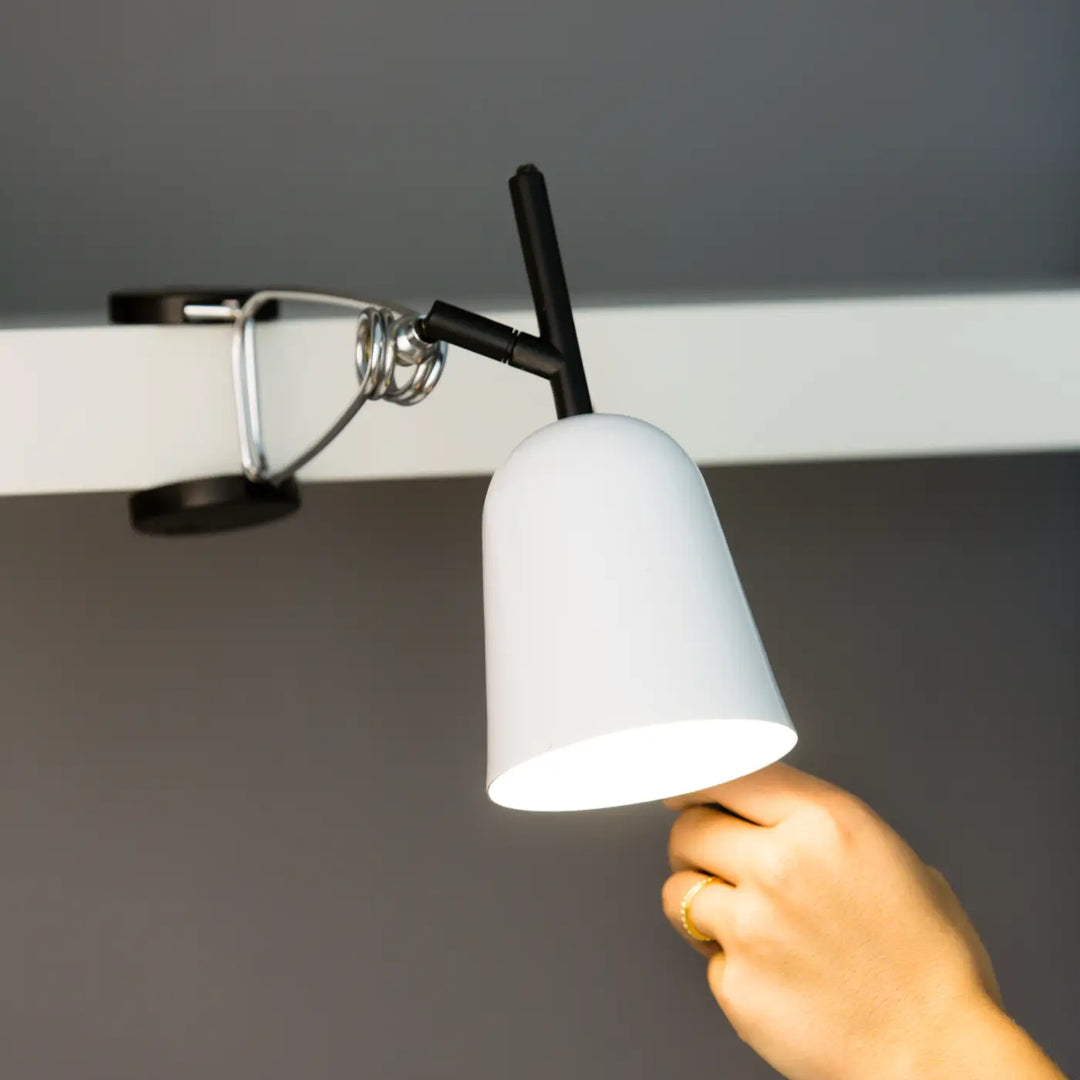 Lampe à pince Studio blanche en situation