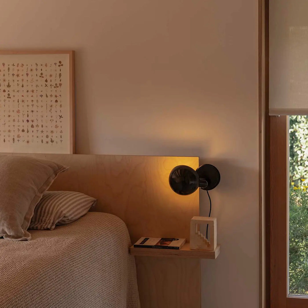 Lampe à pince Bela noire de Faro Barcelona en situation
