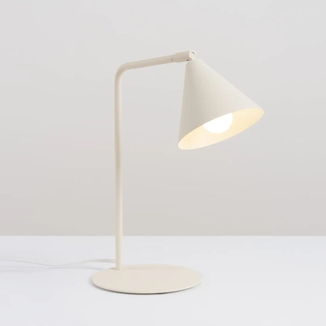 Lampe à poser beige allumée