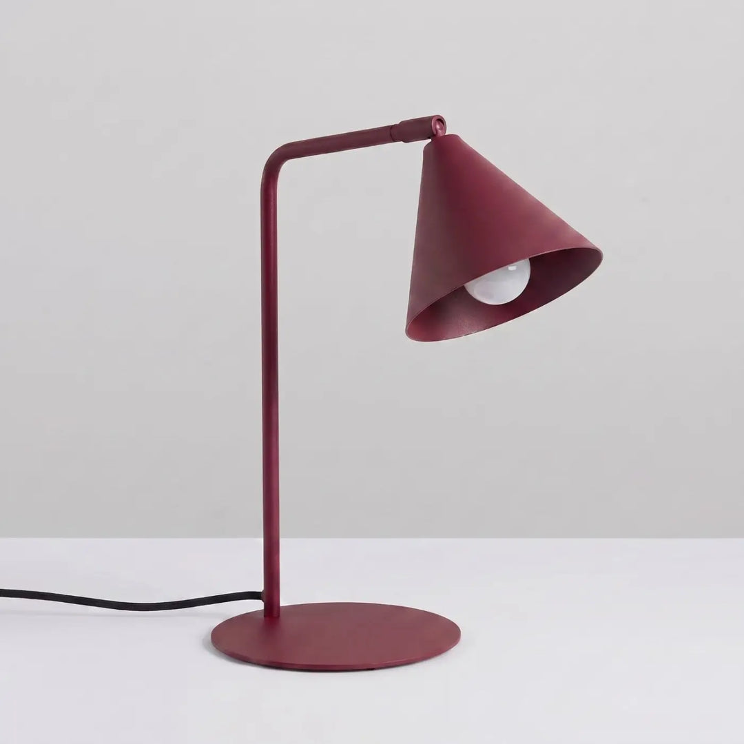 Lampe à poser bordeaux allumée
