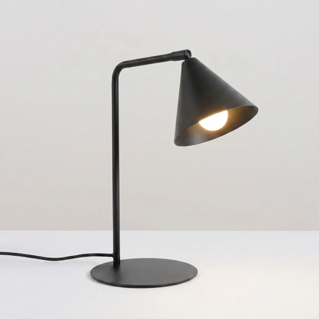 Lampe à poser noir allumée