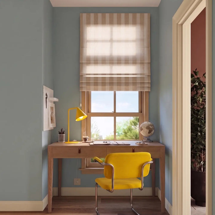 Lampe à poser jaune sur un bureau