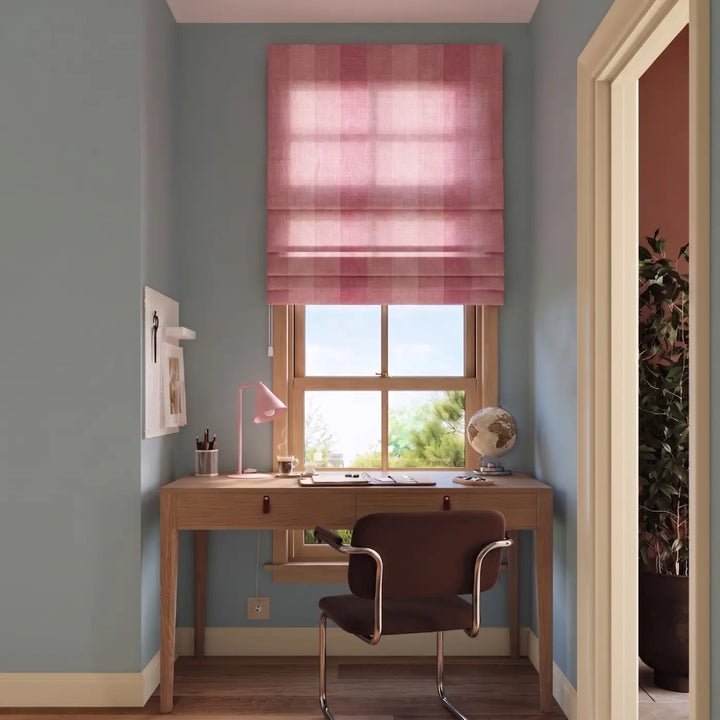Lampe à poser rose sur un bureau
