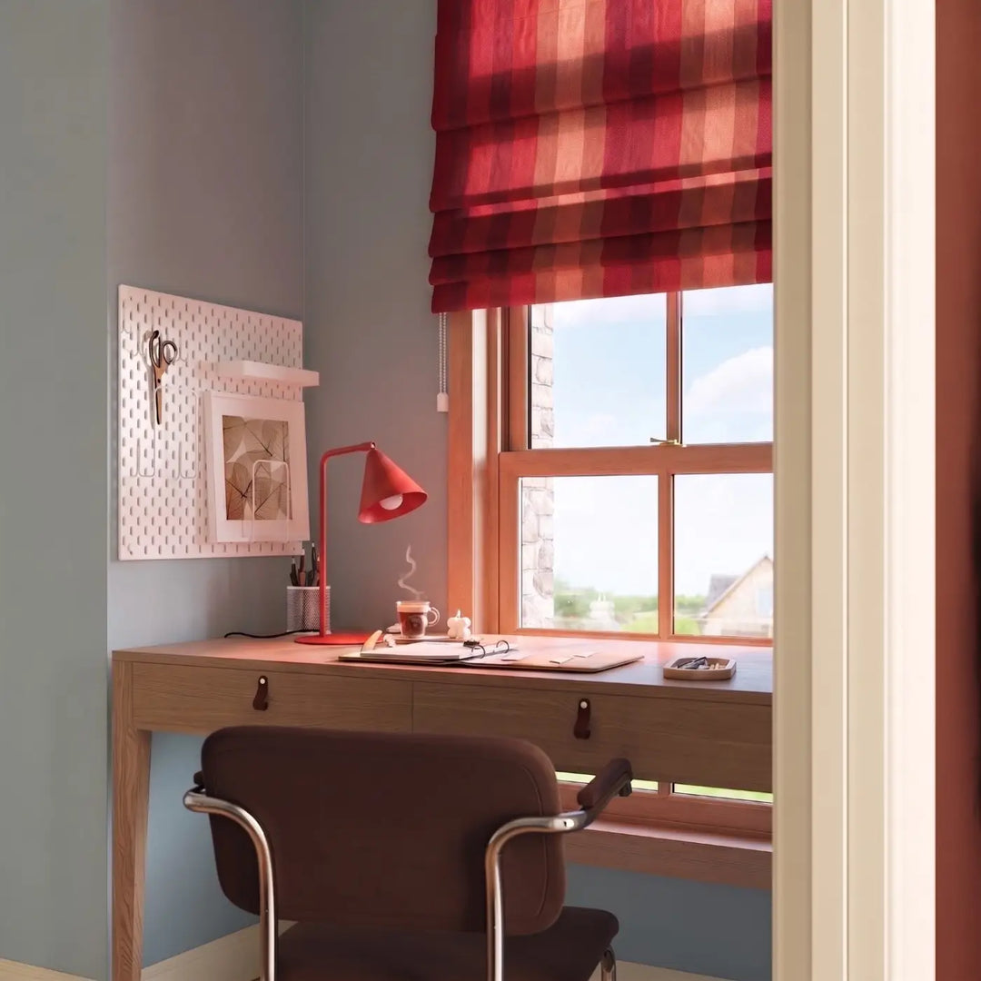 Lampe à poser rouge sur un bureau