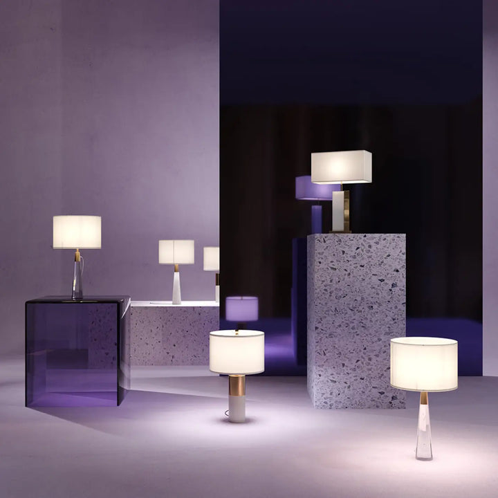 Lampe de chevet bianco rectangulaire avec abat-jour en tissu blanc et base translucide en verre ou pierre offrant une lumière douce