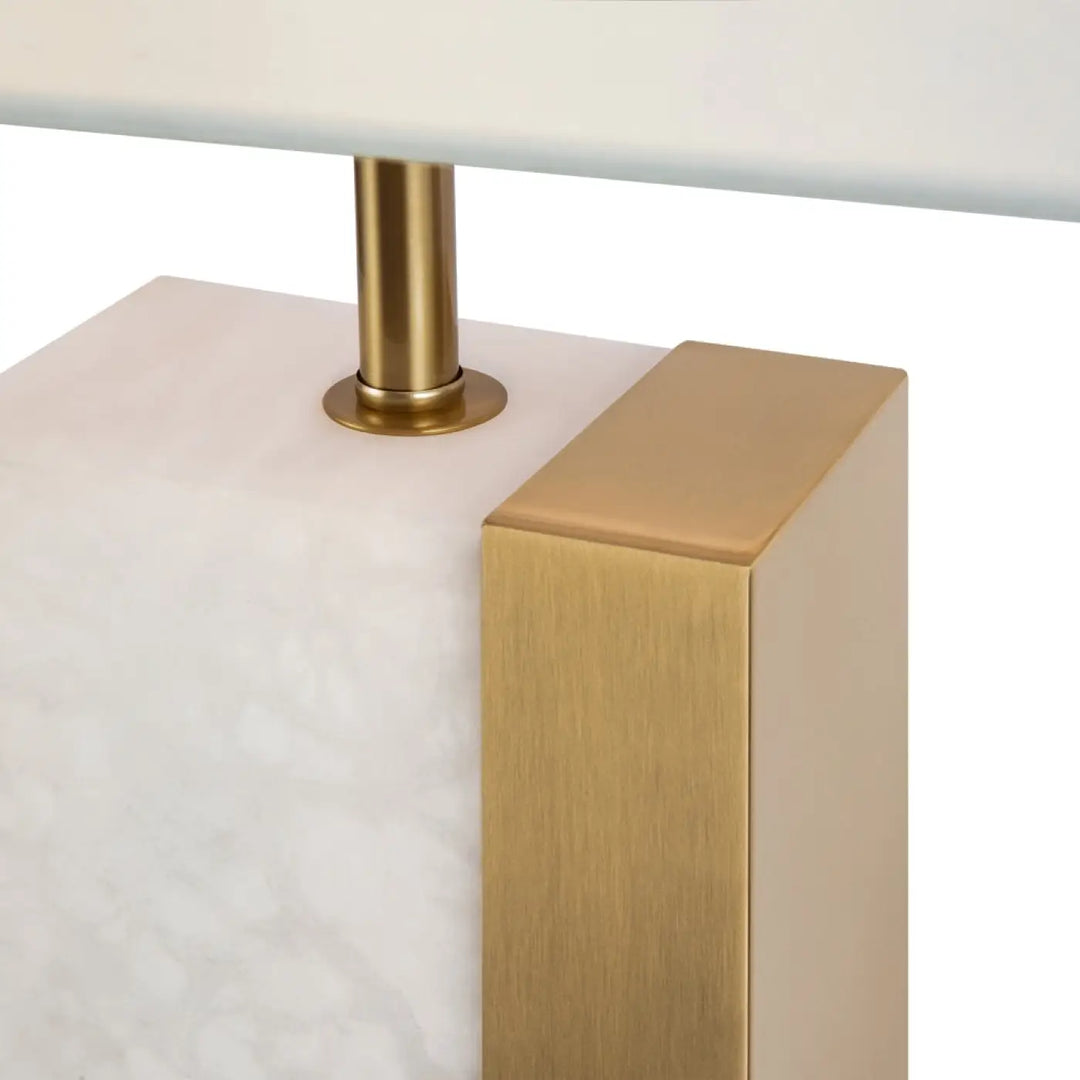 Lampe de chevet bianco rectangulaire avec base en marbre blanc et accents en laiton brossé pour une lumière douce