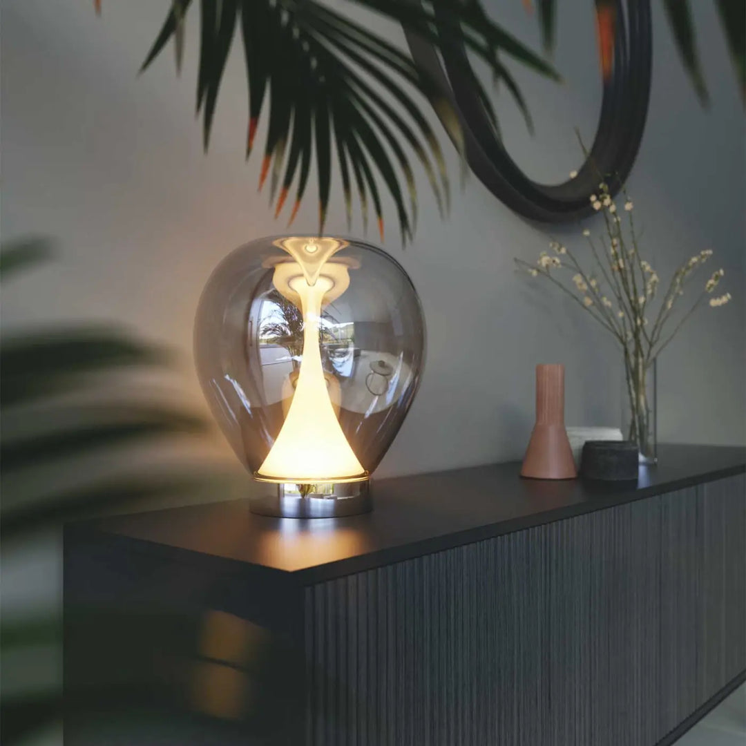 Lampe de chevet bond avec globe en verre translucide et silhouette angélique illuminée sur socle discret volumes concave
